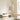 Transparante glazen tafellamp op bureau, modern design, zilveren details, interieurverlichting.