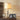 Tafellamp met gouden voet en beige kap, klassieke stijl, decoratieve verlichting, woonkamer.