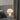 Moderne tafellamp met glazen kap, metalen basis, warm licht, slaapkamerdecoratie.