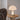 Moderne tafellamp met glazen kap en metalen basis op houten tafel, sfeerverlichting woonkamer.