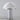 Witte tafellamp met metalen basis en glazen kap, modern design, interieurverlichting.
