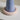 Blauwe keramische tafellamp met roze basis, modern design, interieurdecoratie.