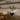 Moderne zwarte tafellamp op houten plank, minimalistisch design, sfeerverlichting.