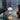 Witte tafellamp op glazen tafel, modern design, interieurdecoratie, sfeerverlichting.