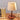 Tafellamp hout met linnen kap, moderne verlichting, bruine basis, interieurdecoratie.