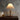 Moderne tafellamp met houten voet en geplooide lampenkap, sfeerverlichting woonkamer.