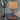 Houten tafellamp met linnen kap, warme verlichting, modern design, interieurdecoratie.