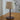 Tafellamp met beige stoffen kap op houten tafel, moderne interieurdecoratie.