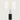 Witte en zwarte tafellamp, moderne cilindervorm, minimalistisch design, interieurverlichting.