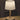 Tafellamp met houten voet en linnen kap, sfeerverlichting, modern design, warm wit licht.