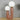 Bruine tafellamp met twee witte bollen, modern design, houten tafel, interieurverlichting.