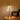 Glazen tafellamp met gouden voet, vintage design, sfeerverlichting, retro radio, houten tafel.