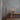 Moderne messing tafellamp op houten bank, minimalistisch design, sfeerverlichting.