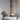 Moderne tafellamp zwart-wit op nachtkastje, minimalistisch interieur, slaapkamerverlichting.