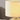 Beige keramische tafellamp met textuur, moderne verlichting, interieurdecoratie.
