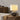 Textuur keramische tafellamp met witte kap op houten kast, moderne interieurdecoratie.