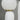 Witte tafellamp met gouden details, moderne designlamp, minimalistisch interieuraccessoire.
