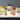 Verschillende kleurrijke tafellampen op een witte tafel, moderne interieurverlichting.