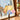 Tiffany tafellamp met kleurrijke glas-in-lood kap, bloemmotief, vintage stijl, houten tafel.
