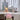 Tiffany tafellamp met kleurrijk glas-in-lood ontwerp op witte bureau met spiegel en decoraties.
