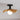 Plafondlamp met rotan kap en zwarte basis, moderne verlichting, interieurdecoratie.