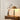 Gouden tafellamp op houten kast, moderne designverlichting, interieurdecoratie, sfeerverlichting.