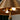 Gouden tafellamp met drie lampen, modern design, metalen kap, sfeerverlichting.