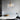 Moderne glazen hanglamp boven witte eettafel, Scandinavisch design, messing details.