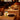 Gouden LED tafellamp op tafel in restaurant, modern design, sfeerverlichting, oplaadbaar.