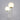 Witte tafellamp met twee ronde glazen bollen, modern design, sfeerverlichting, interieurdecoratie.