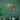 Twee hanglampen goud en brons boven tafel, modern design, groene muur achtergrond.