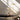 Moderne Redondo tafellamp, goud en glas, minimalistisch design, sfeerverlichting.