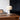 Beige tafellamp op houten bureau, modern design, Valencia, interieurdecoratie.
