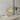 Beige tafellamp op witte tafel naast deur, modern design, sfeerverlichting.