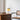 Beige tafellamp Valencia op houten bureau naast retro stoel, moderne interieurverlichting.