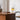 Beige tafellamp op houten bureau, moderne designlamp, sfeerverlichting, interieurdecoratie.