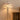 Witte tafellamp met stoffen kap, moderne designlamp op metalen driepoot, sfeerverlichting.