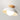 Moderne witte plafondlamp met houten basis, minimalistisch design, interieurverlichting.