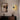 Moderne wandlamp, driehoekig design, warm licht, woonkamer, kunst aan de muur, minimalistisch.