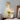 Gouden wandlamp met glazen kap, moderne slaapkamerverlichting, naast houten bed en bloemenvaas.