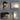 Moderne wandlamp met plank, USB-oplader, zwart en wit, minimalistisch design.