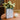 Witte papieren vaas met gele rozen op tafel, moderne decoratie, interieurdesign.