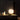 Moderne tafellamp met marmeren bol, goudkleurige basis, sfeerverlichting, design interieur.