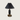 Zwarte tafellamp met geplooide kap, messing voet, modern design, sfeerverlichting.