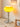 Gele glazen tafellamp met chromen voet, moderne verlichting, decoratieve woonaccessoire.