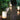 Moderne buitenlantaarn, zwart metaal, witte lampenkap, tuinpad verlichting.