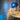 Blauwe tafellamp met glazen kap op witte tafel, moderne interieurdecoratie, sfeerverlichting.