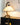 Kira tafellamp, beige kap, houten boog, modern design, sfeerverlichting, woonkamer decor.