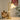 Antieke messing tafellamp met witte glazen kap, vintage design, sfeerverlichting.