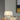 Witte marmeren tafellamp met gouden details, moderne verlichting, interieurdecoratie.